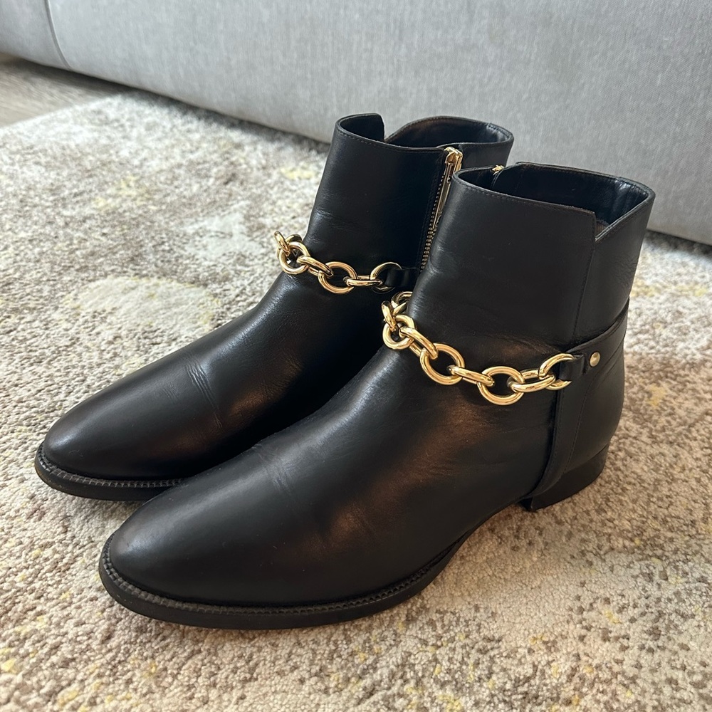 Burberry Tibbenham black ankle boot with gold chain ✨